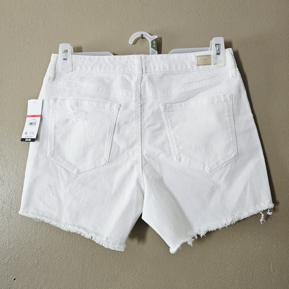 β’Sofia Vergara Women's White Distressed Denim Shorts - Picture 2 of 7